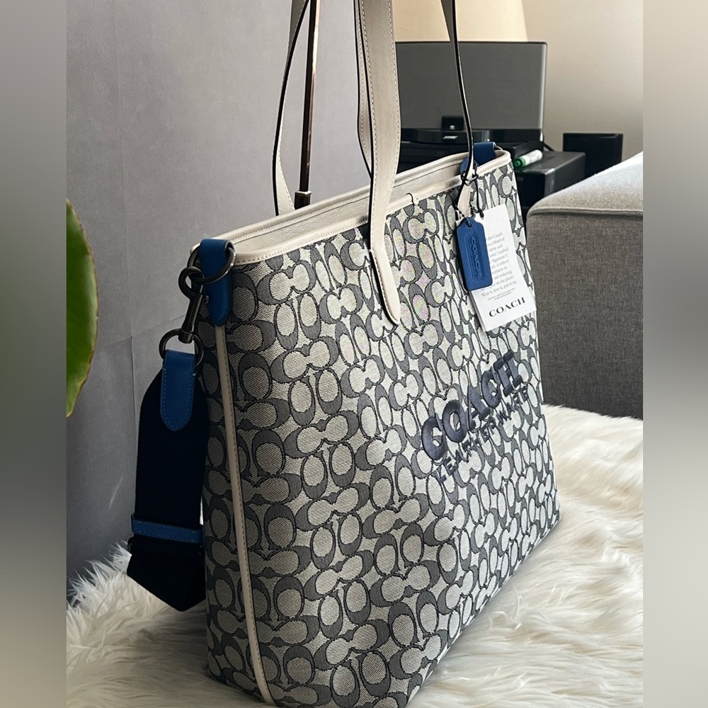 💰SOLD - C9159 - Coach League Tote in Signature Jacquard - Picture 4 of 14